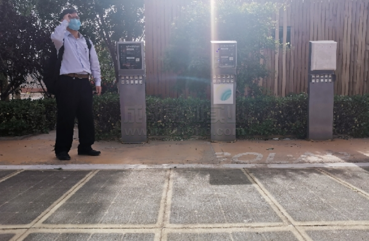 智慧地面供电系统的汽车充电桩