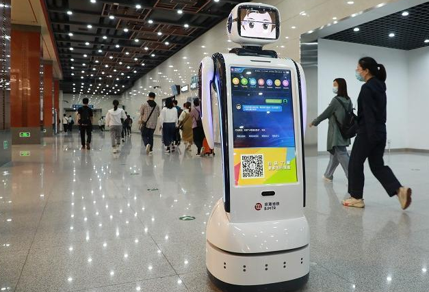 北京地铁首次上线服务智能机器人打开智慧地铁新篇章。效果图